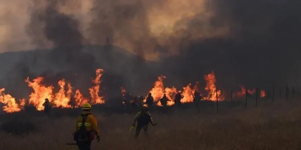 Novo incêndio florestal provoca ordens de evacuação na região de Los Angeles