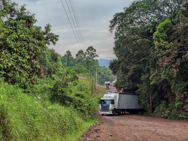 Carreta bloqueia acesso à Ponte do Exército nesta quinta