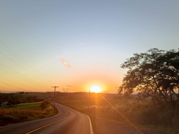 Tempo seco, sol e temperaturas elevadas marcam o fim de semana