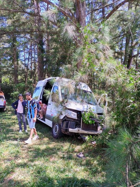 Saída de pista deixa duas pessoas feridas em Pouso Novo