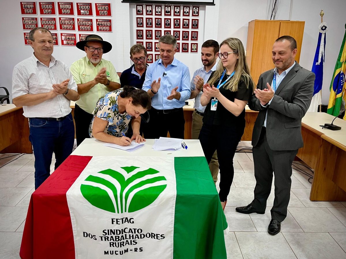 Famílias da Zona Rural atingidas pelas enchentes assinam contratos de novas moradias