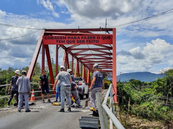 Novo pórtico é instalado e trânsito à Ponte de Ferro é liberado