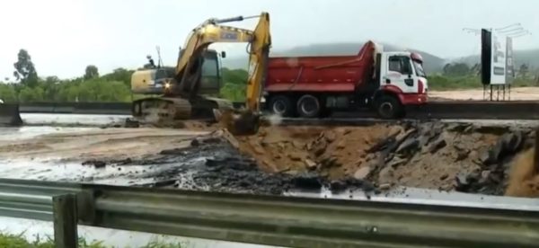 Após chuvas, cratera abre e interdita trecho da BR-101 em Biguaçu