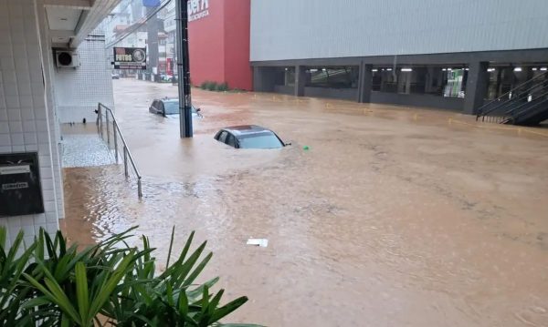 Chuva diminui em Santa Catarina, mas chegada de frente fria preocupa