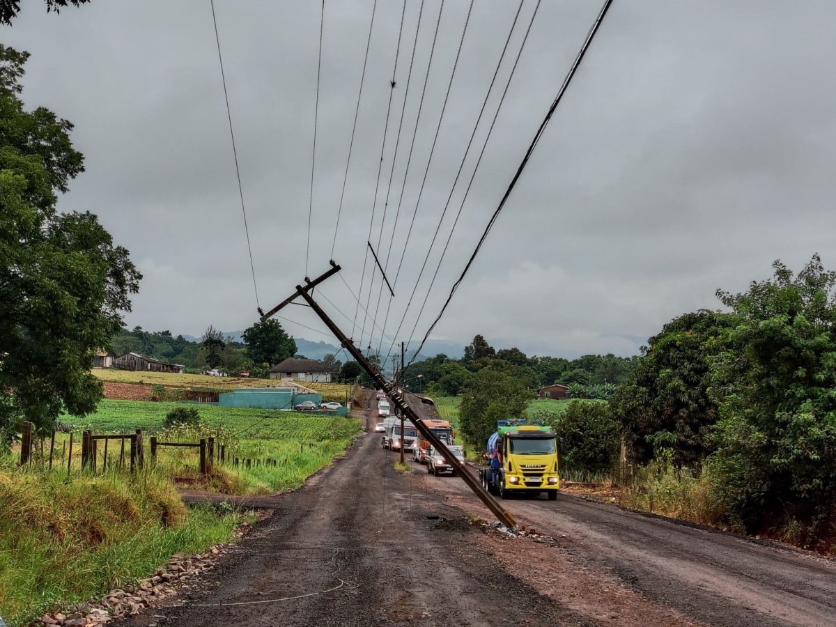 Queda de poste bloqueia trecho do acesso à ponte do Exército