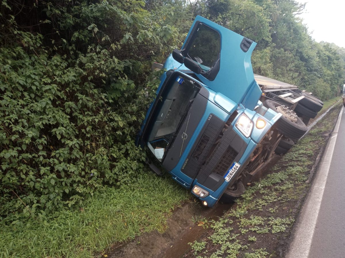 Caminhão carregado de bananas sai da pista e tomba na Serra de Pouso Novo