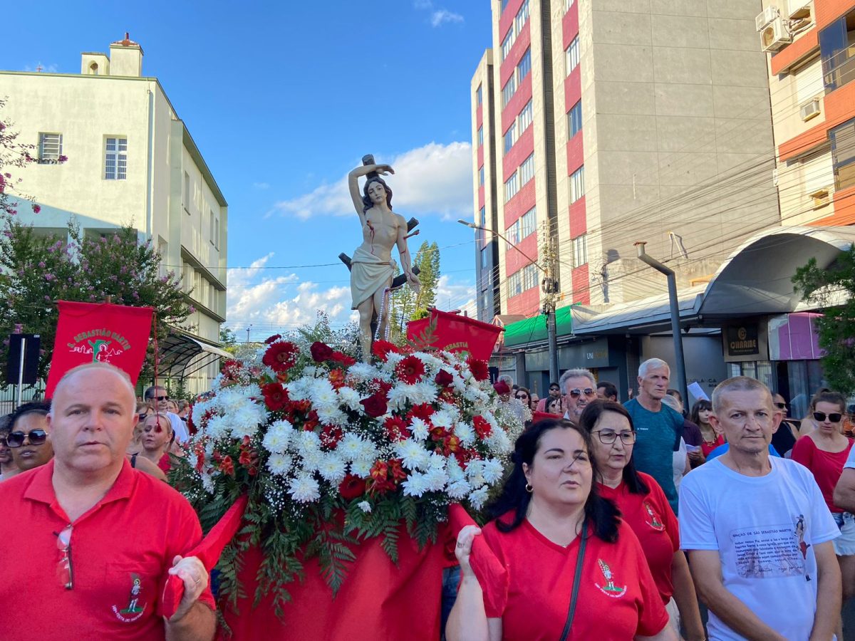 Missa e procissão de São Sebastião Mártir reúne centenas de pessoas