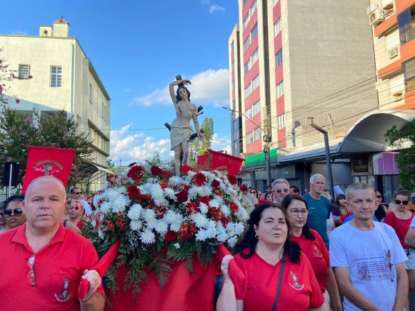 Missa e procissão de São Sebastião Mártir reúne centenas de pessoas