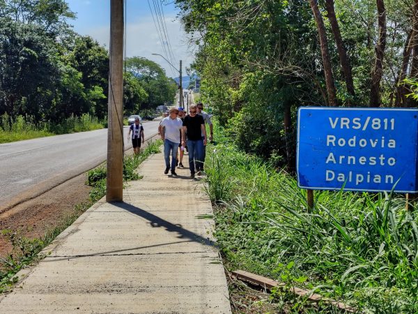 Vereadores acompanham execução da calçada de passeio no Bela Vista