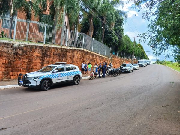 Trio em moto e sem capacete é surpreendido por agentes