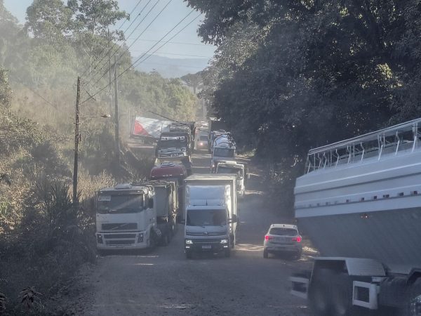 Caminhões atolam em brita na estrada à “Ponte do Exército”