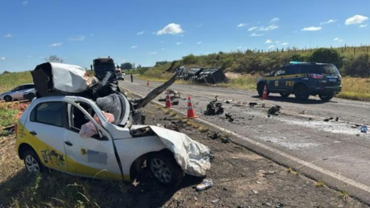 Morador de Ilópolis morre em colisão entre carro e carreta na BR-158