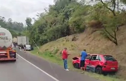 Colisão entre dois carros e um caminhão causa lentidão na BR-386