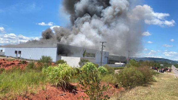 Incêndio atinge fábrica de tabaco ao lado da RSC-287