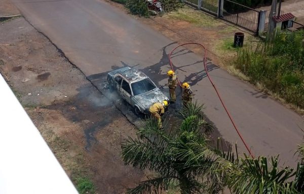 Carro incendeia em Arroio do Meio e mobiliza bombeiros