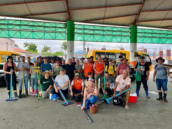 Voluntários de Muçum auxiliam Camboriú na limpeza pós enchente