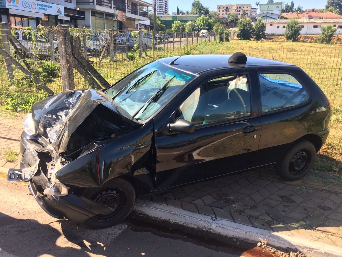 Idoso fica ferido em colisão entre carro e caminhão em Teutônia