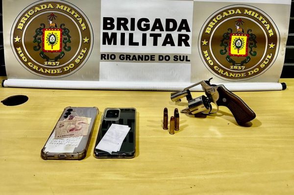 Dupla é presa e arma de fogo é apreendida pela Brigada Militar em Encantado