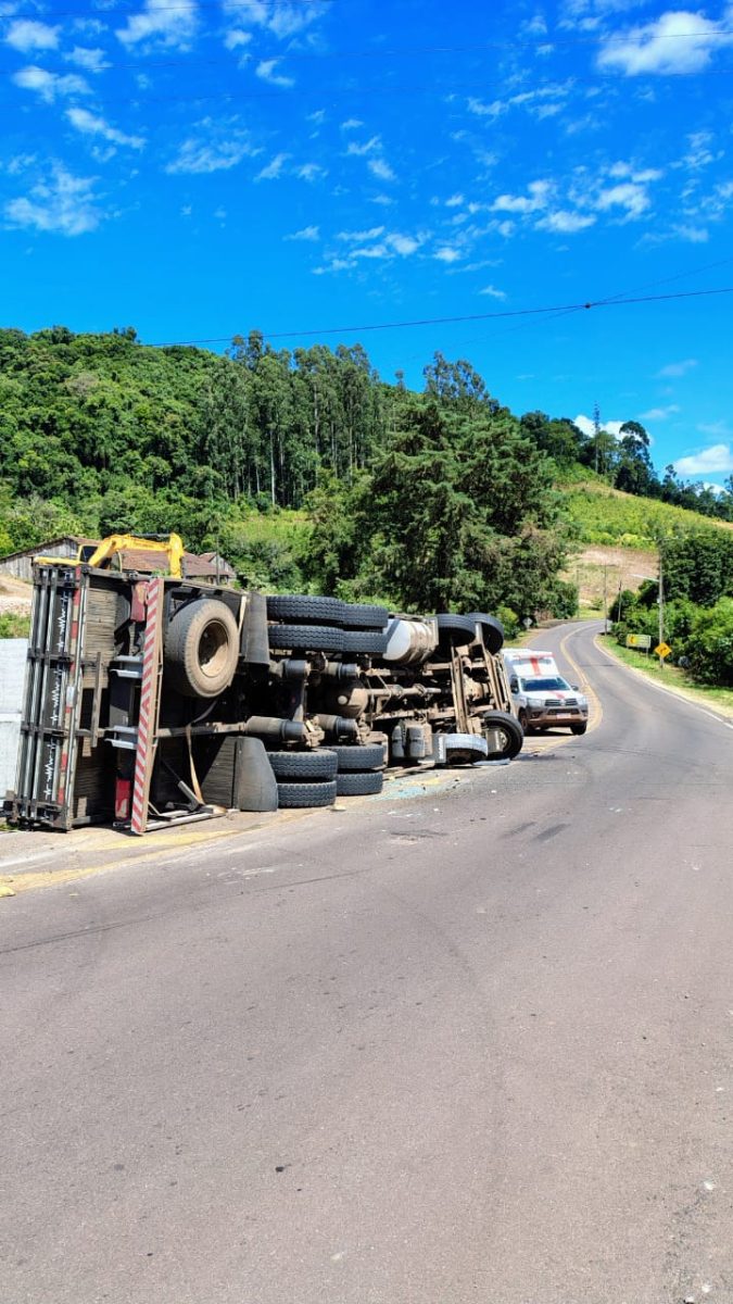 Caminhão carregado com blocos de concreto tomba em Westfália