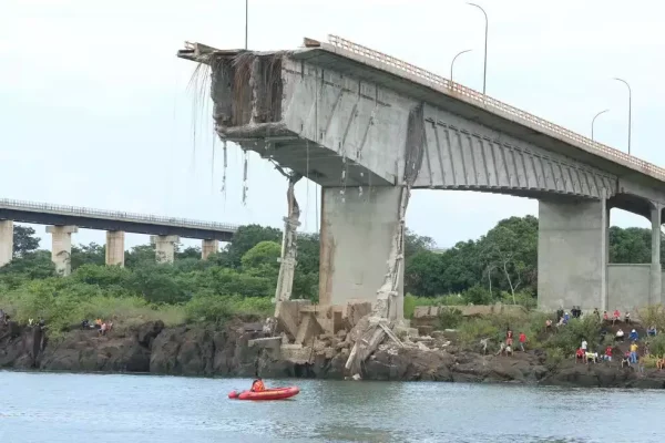 Queda de ponte completa duas semanas; três pessoas continuam desaparecidas em rio