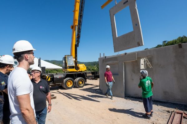 Leite visita construção das primeiras casas definitivas para atingidos