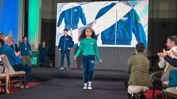 Escolas estaduais começam a receber novos uniformes a partir de segunda