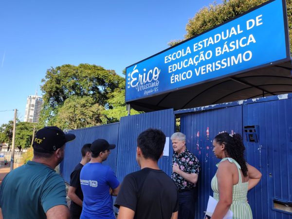 Decisão às vésperas gera confusão e leva pais à frente de escola