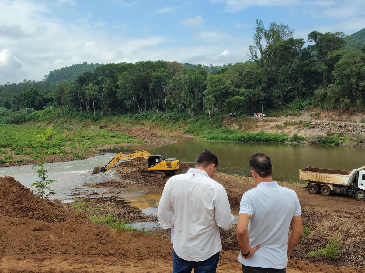 Cerca de 370 cargas de material já foram retiradas do rio Forqueta