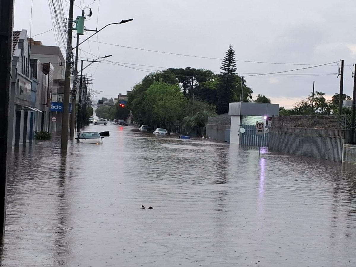 Chuva alaga ruas e casas em Venâncio Aires