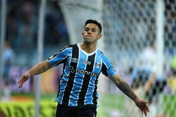 Universidad Católica cobra o Grêmio por atraso em pagamento de Aravena