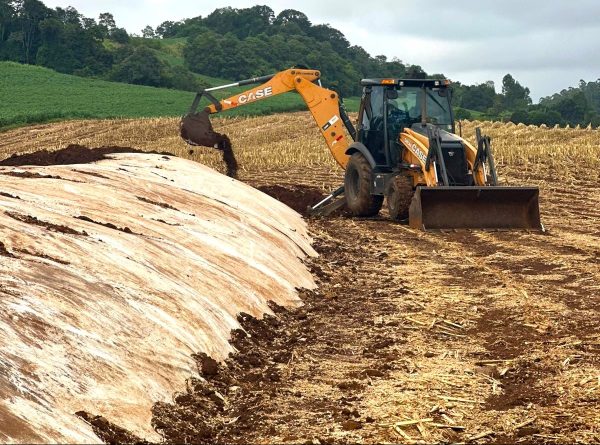 Secretarias auxiliam agricultores no fechamento da silagem