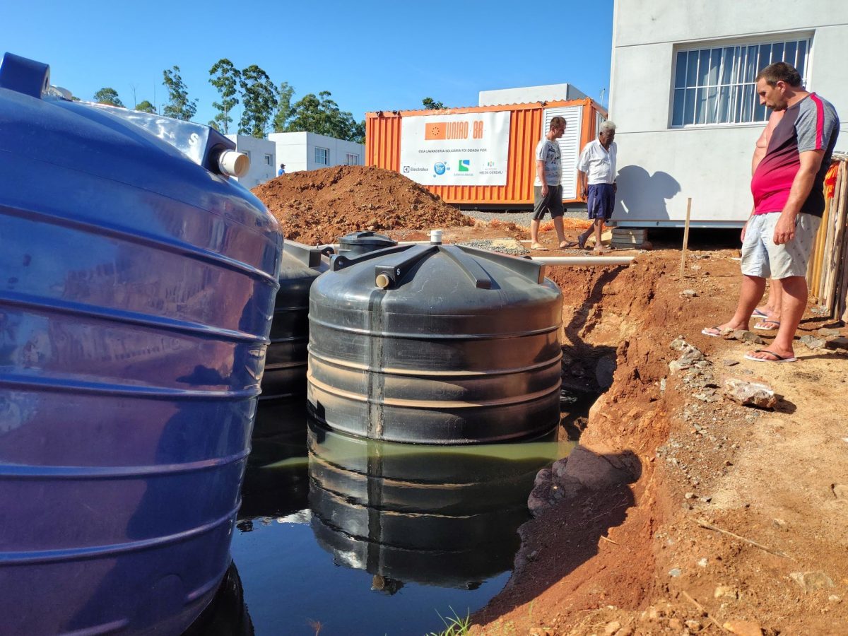 Moradores de blocos temporários convivem com o calor, sem energia e com esgoto a céu aberto