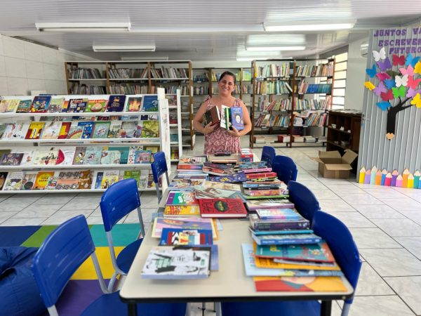 Imigrante recebe novos livros para escolas