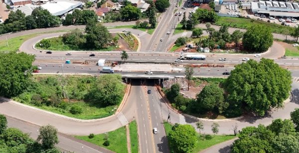 Obras das faixas adicionais restringem fluxo na Av. Senador Alberto Pasqualini