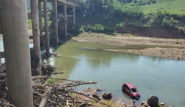 Carro cai de ponte na BR-386 e condutor é socorrido em estado grave