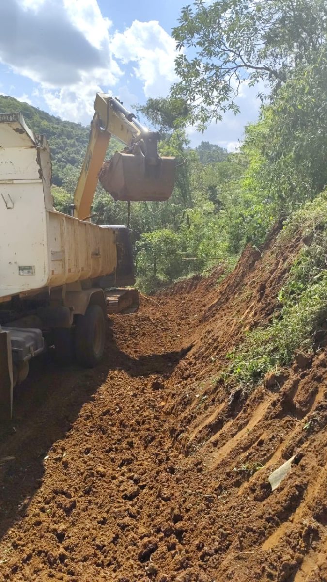 Equipes de obras desobstruem estrada na comunidade São Roque