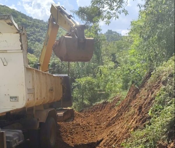 Equipes de obras desobstruem estrada na comunidade São Roque