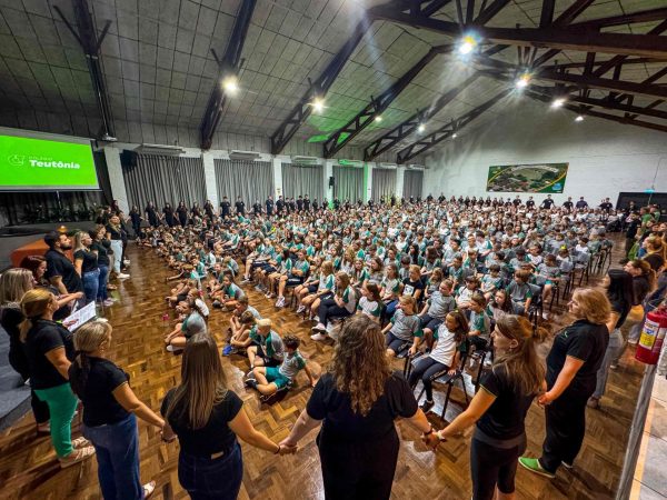 Alegria e reencontros marcam acolhida dos estudantes no Colégio Teutônia