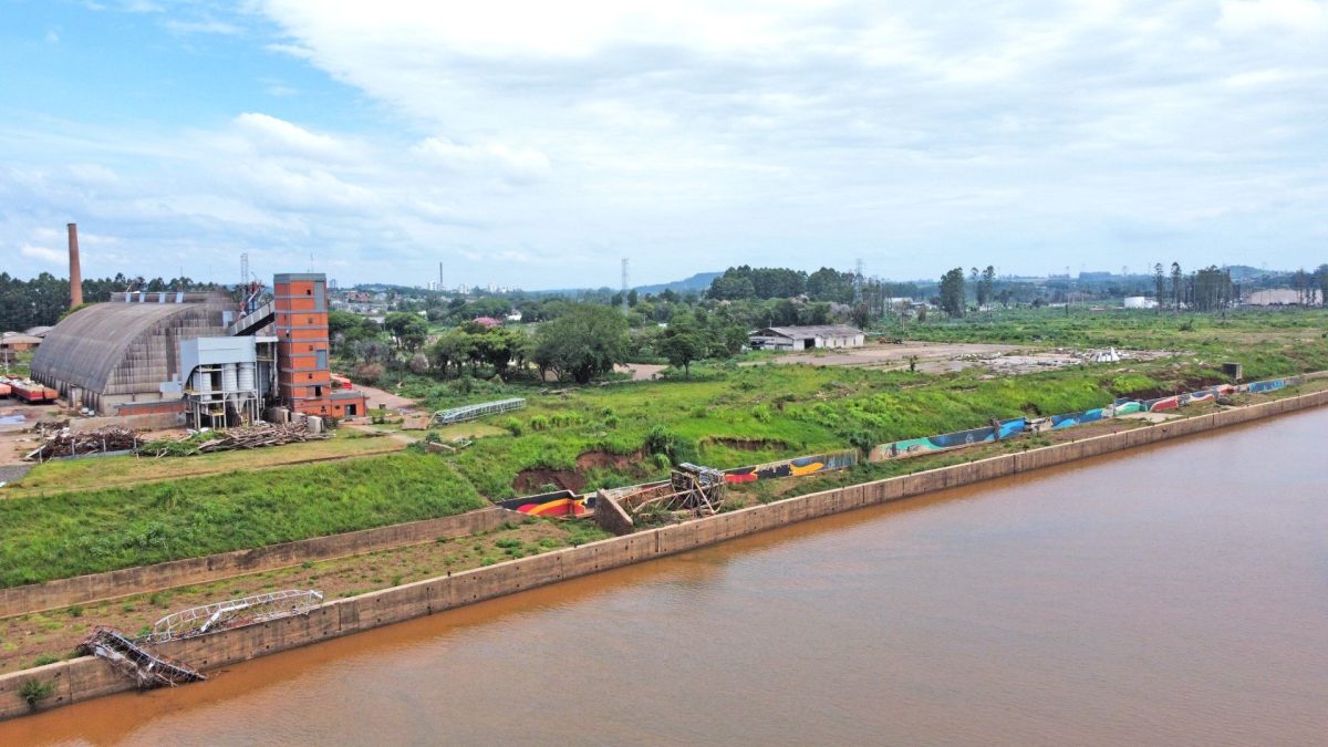 Mutirão de limpeza busca restaurar área do porto fluvial