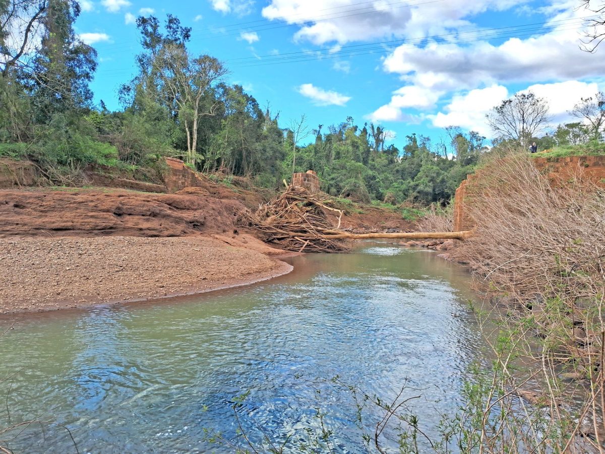 Reconstrução de pontes avança nove meses após enchente