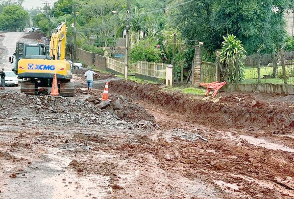 Obras inacabadas geram transtornos e críticas nos bairros