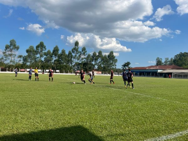 Visitantes levam a melhor na estreia em Arroio do Meio