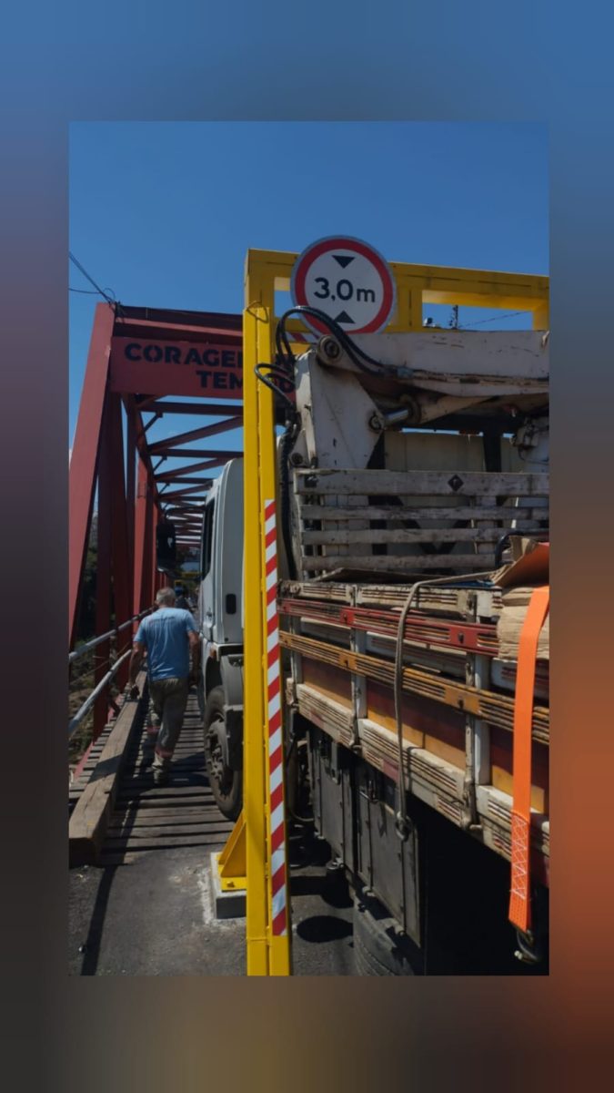 Caminhão tenta acessar Ponte de Ferro e bloqueia trânsito