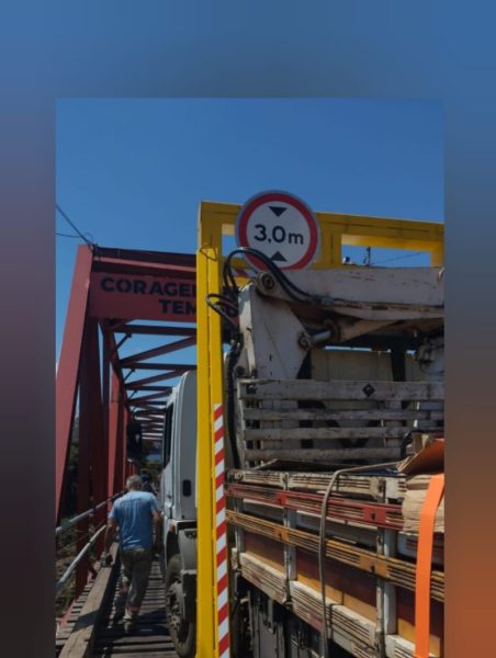 Caminhão tenta acessar Ponte de Ferro e bloqueia trânsito