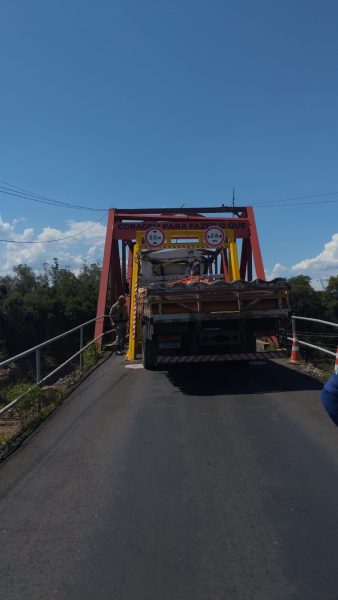 Condutor que tentou passar pela Ponte de Ferro foi multado e conduzido à delegacia