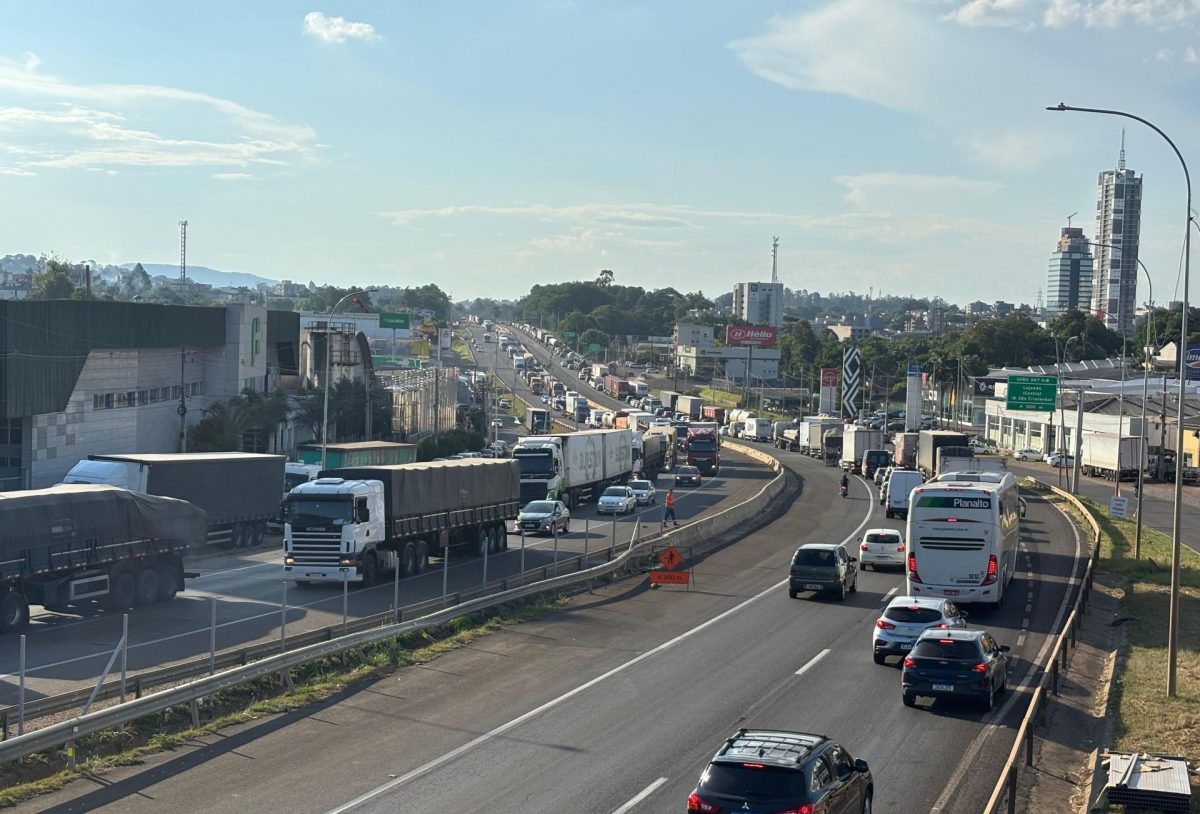 Fim de tarde apresenta grande lentidão na BR-386