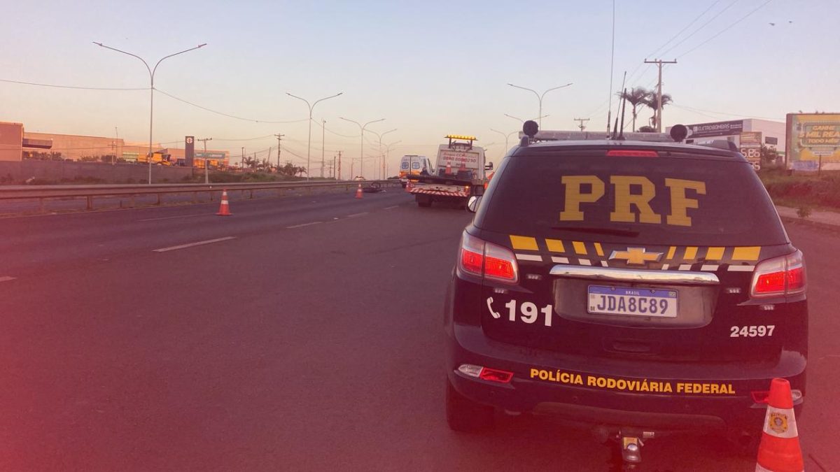 Colisão entre carro e moto deixa motociclista gravemente ferido