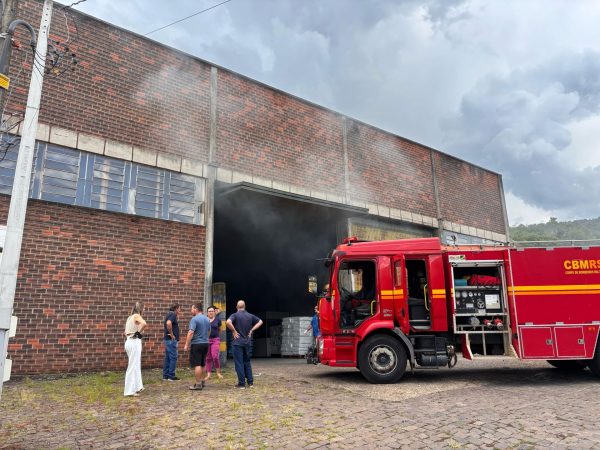 Bombeiros combatem incêndio em fábrica de fraldas em Encantado