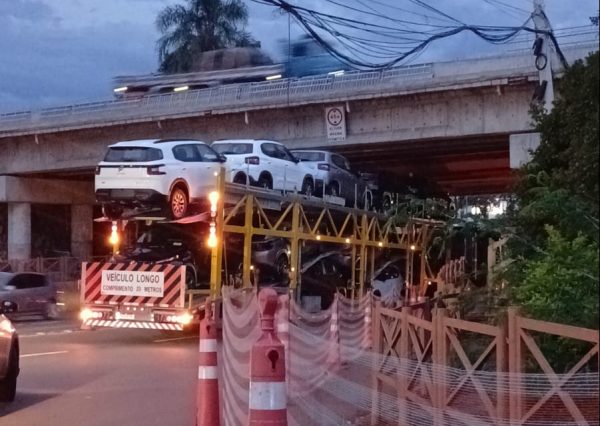 Caminhão cegonha fica trancado no viaduto da Pasqualini