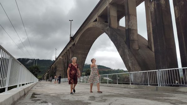 Ponte Brochado da Rocha é liberada para pedestres